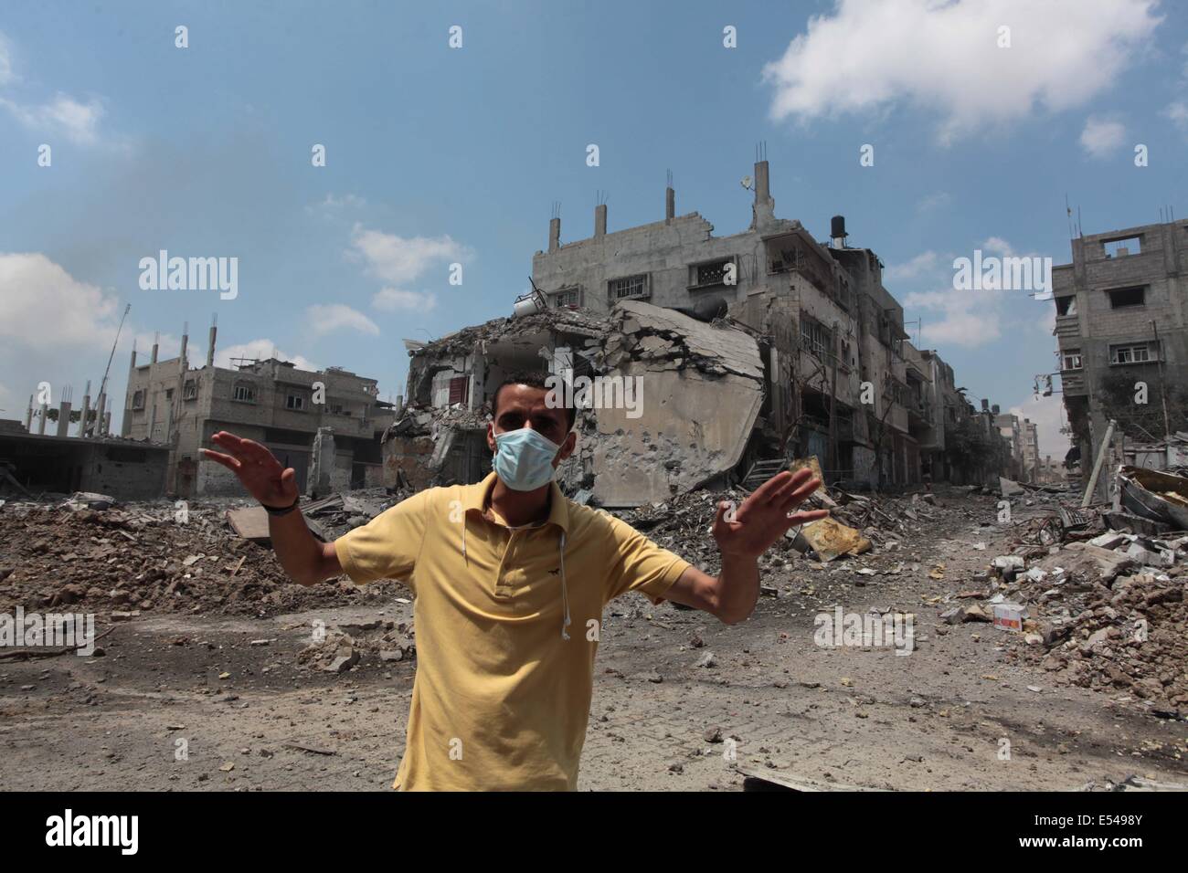 Gaza-Stadt, Gazastreifen, Palästinensische Gebiete. 20. Juli 2014. Palästinenser zu Sicherheit als die israelischen militärischen Angriffen fliehen Stadtteil Schadschaija zwischen Gaza-Stadt und der israelischen Grenze verlassen mehr als 60 Personen tot in einer Blasenbildung Bombardierung, die über Nacht begann, sagte Sanitäter am 20. Juli 2014. Die Zahl der Todesopfer im Gaza-Streifen vergangen 400 als Israel drückte ihre größte Offensive in der Enklave in fünf Jahren palästinensische Beamte sagte. Bildnachweis: ZUMA Press, Inc./Alamy Live-Nachrichten Stockfoto