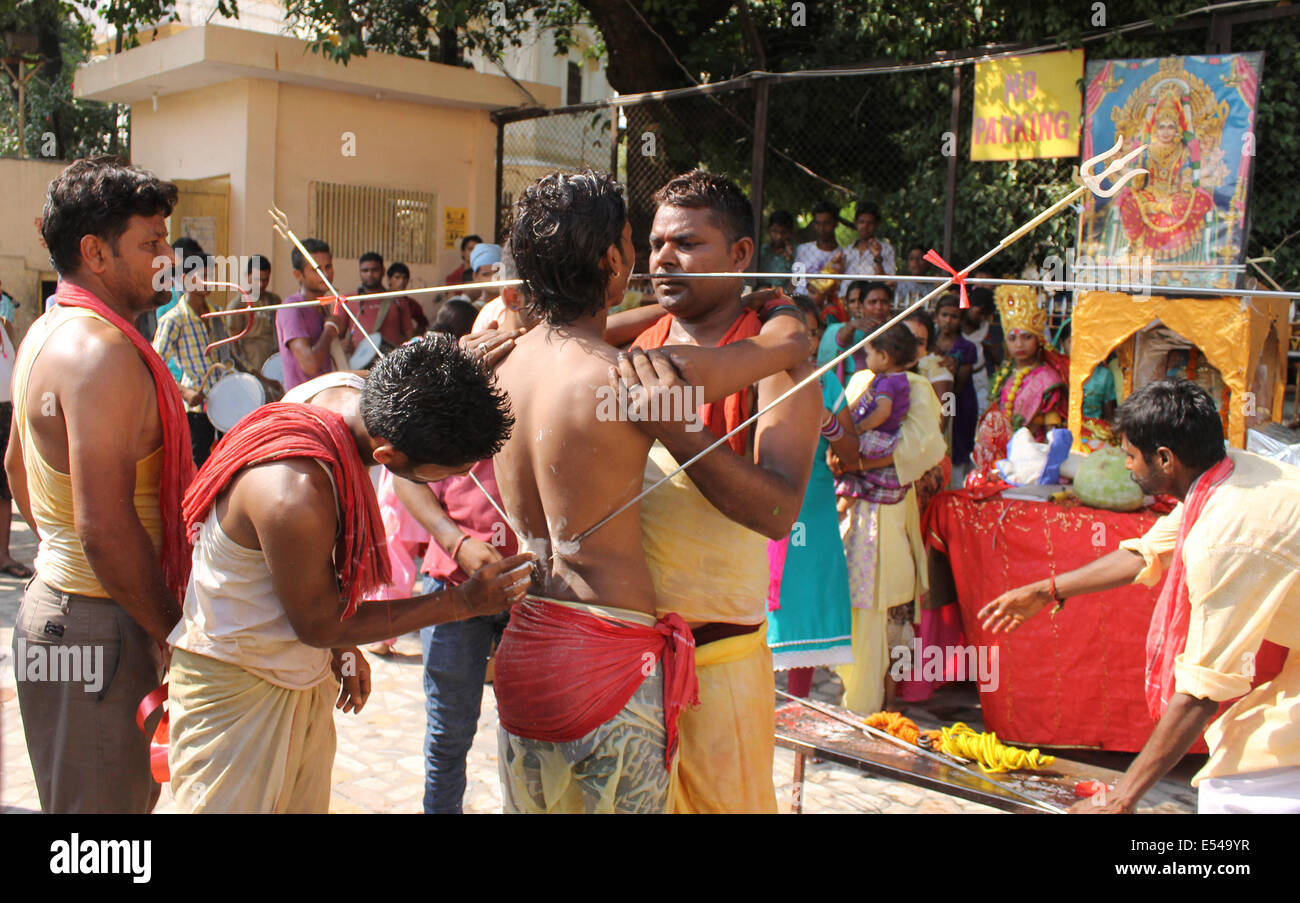 Jammu, Kaschmir. 20. Juli 2014. Anhänger bekommt den Mund durchbohrt mit einem Stahl-Stab von einem Priester vor der Teilnahme an einer Prozession statt Lob der Hindu-Göttin Maha Mariamman (Sheetla Mata) in Jammu. Bildnachweis: Horst Kalsotra/Pacific Press/Alamy Live-Nachrichten Stockfoto