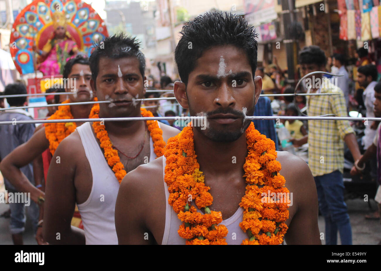 Jammu, Kaschmir. 20. Juli 2014. Anhänger bekommt den Mund durchbohrt mit einem Stahl-Stab von einem Priester vor der Teilnahme an einer Prozession statt Lob der Hindu-Göttin Maha Mariamman (Sheetla Mata) in Jammu. Bildnachweis: Horst Kalsotra/Pacific Press/Alamy Live-Nachrichten Stockfoto