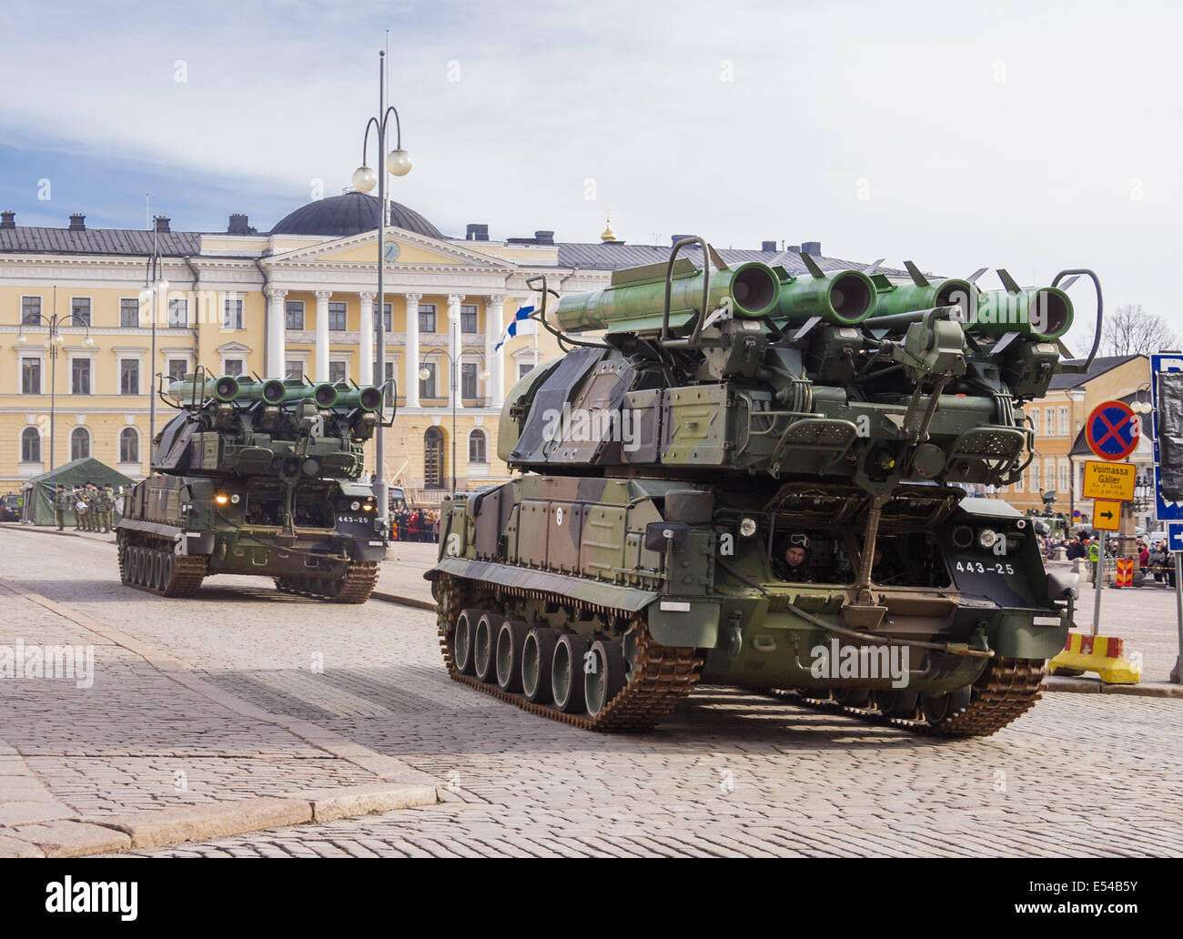 Plattform-Fahrzeuge von der Boden-Luft-Raketen-System Buk-M1 mit seiner vierfachen Launcher, hier in einer Parade der finnischen Armee. Stockfoto