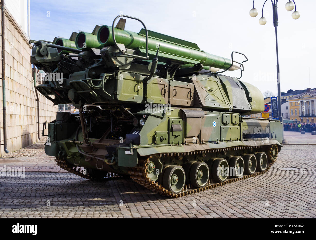 Plattform-Fahrzeug von der Boden-Luft-Raketen-System Buk-M1 mit seiner vierfachen Launcher, hier in einer Parade der finnischen Armee. Stockfoto