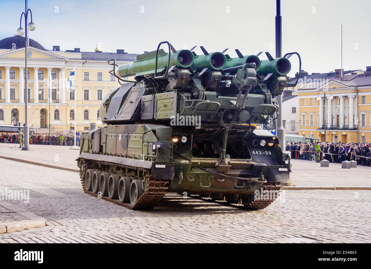 Plattform-Fahrzeug von der Boden-Luft-Raketen-System Buk-M1 mit seiner vierfachen Launcher, hier in einer Parade der finnischen Armee. Stockfoto