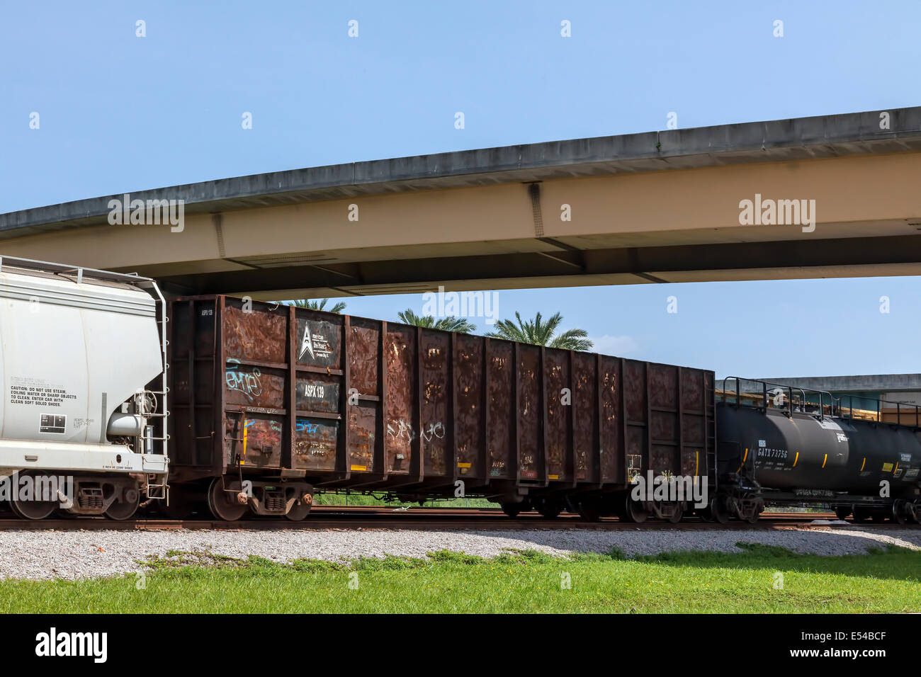 Rosten Eisenbahn-Güterwagen geladen, sitzt auf einem Abstellgleis in der Nähe von Fort Lauderdale, Florida, USA. Stockfoto