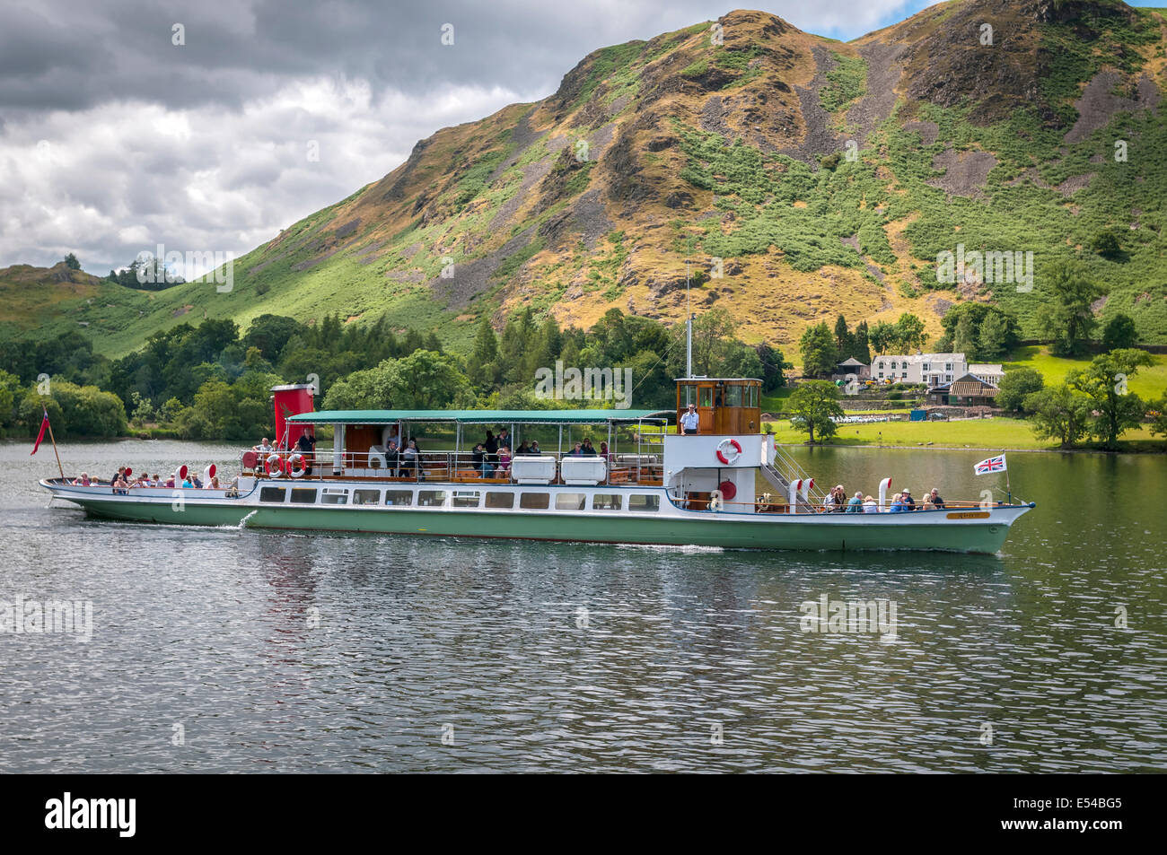 Ullswater Cumbria Nordwestengland. Der Dampfer Raven am Howtown. Stockfoto