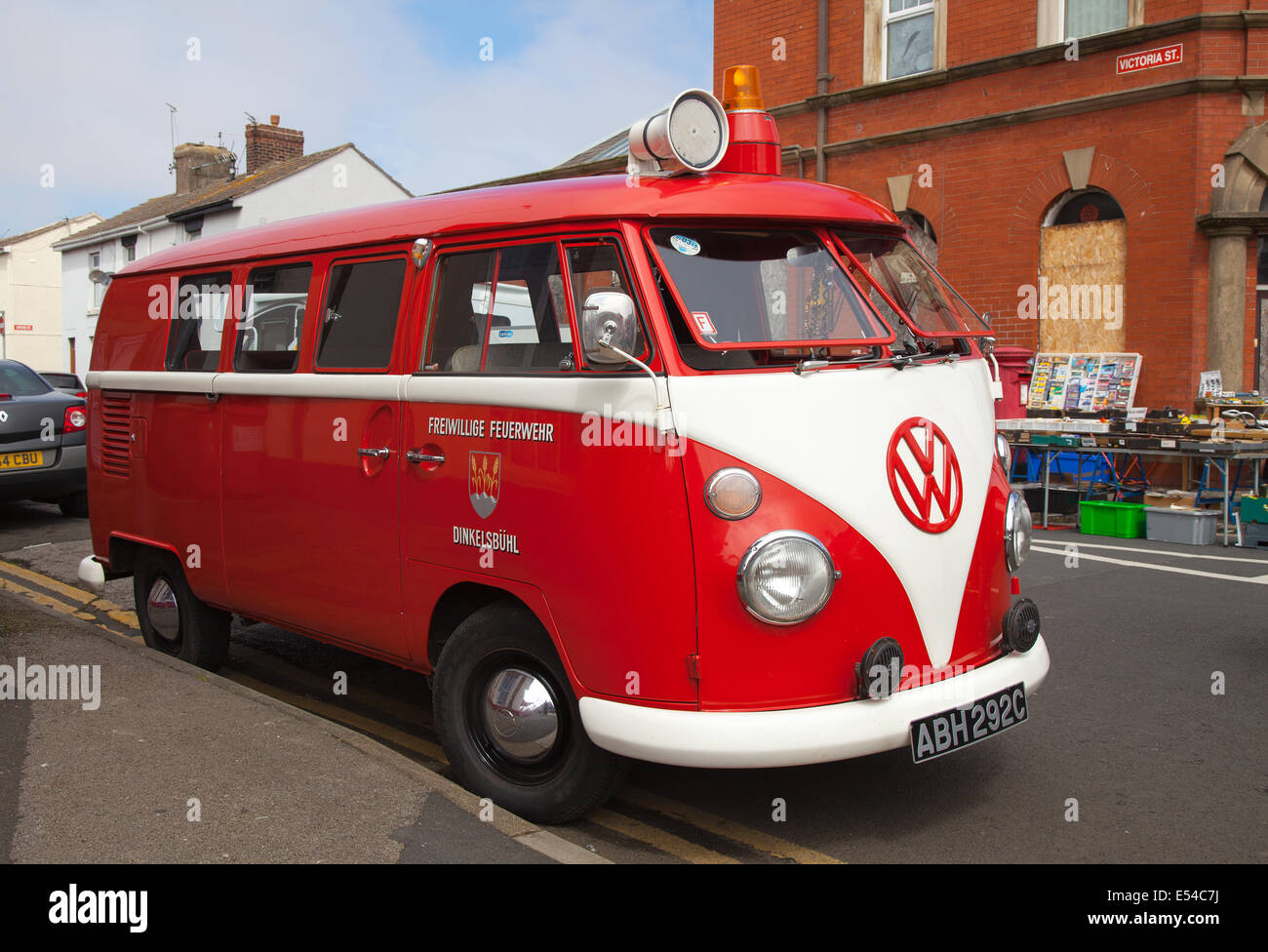 1965 60er Jahre rot geteilter VW Volkswagen 1493cc; 60er JAHRE DEUTSCHER FEUERWEHRBUS in Fleetwood, Lancashire, 20. Juli 2014. Einsatzfahrzeug, Rettungsfeuerwehr, Sicherheit, Motor, roter Feuerwehrwagen, Transport, Ausrüstung, Transport, Feuerwehrmann, Gefahr, Abteilung, Service, alter deutscher Feuerwehrwagen, auf dem Fleetwood Festival of Transport. Stockfoto