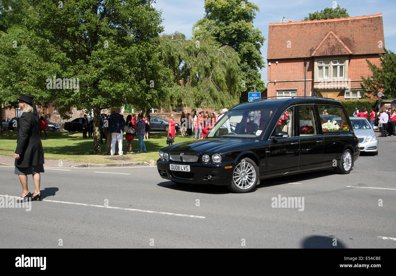 Jaguar-Leichenwagen tragen einen roten und weißen farbigen Sarg in einer Beerdigung Parade in Marlow Buckinghamshire England UK Stockfoto