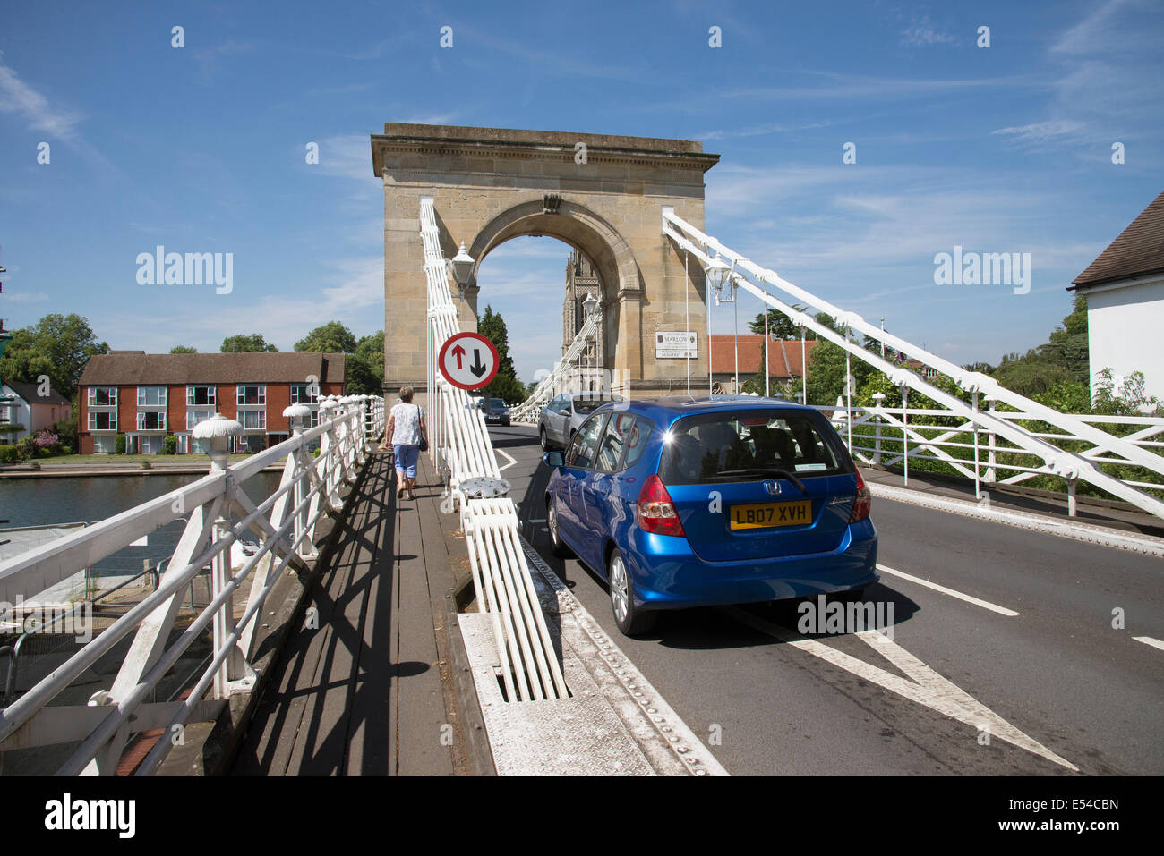 Marlow Bridge, eine Hängebrücke, die der Fluss Themse Buckinghamshire UK ein blaues Auto über die Brücke überquert Stockfoto