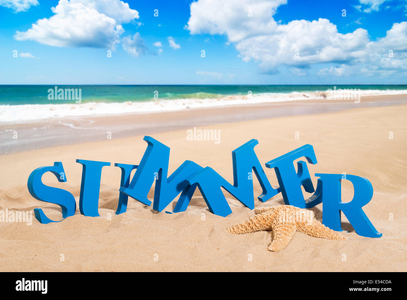 Sommer im Sand am Strand mit Seesternen Stockfoto