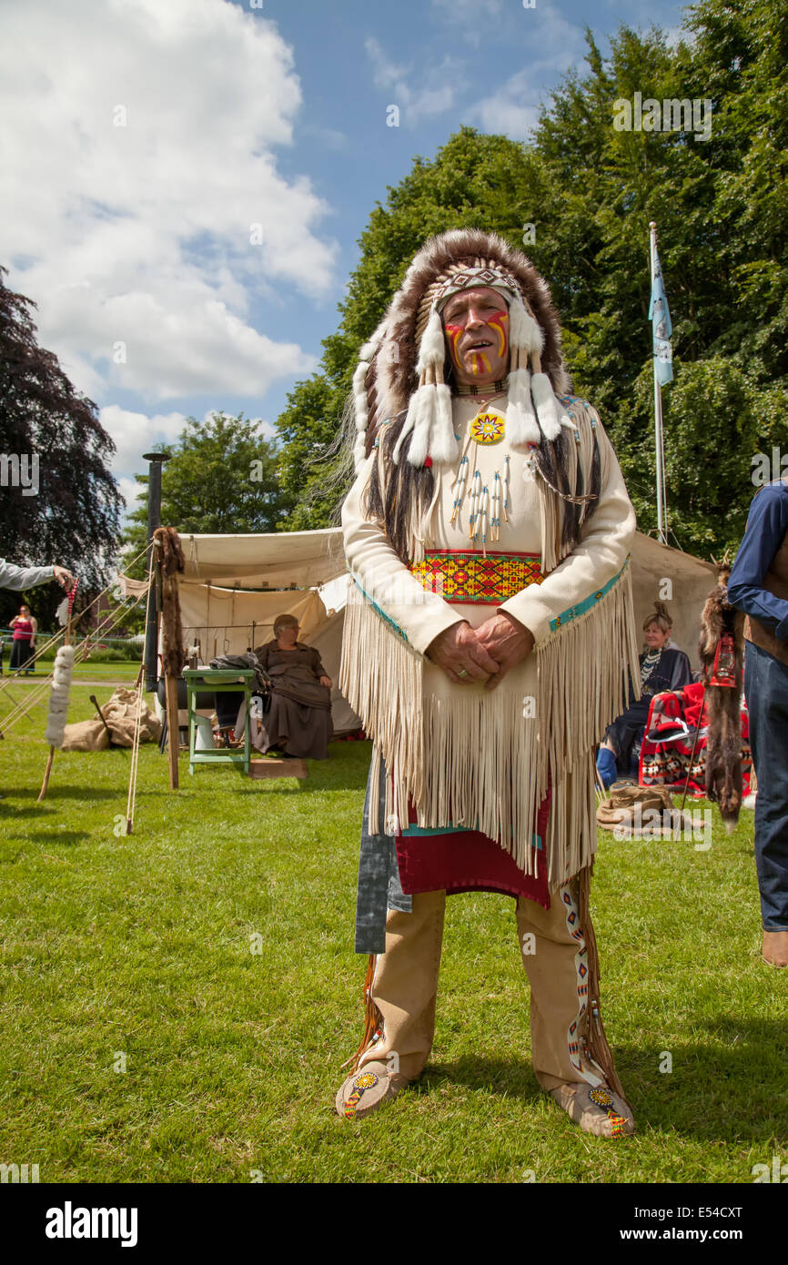Lauch, Staffordshire, England, UK. Mann verkleidet als Native American Indian Chief als Teil eines Western-Wochenendes. Stockfoto