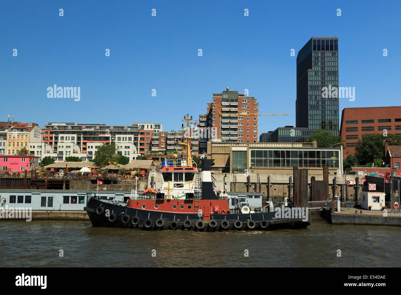 Ein Farbfoto von einem Schlepper in der Nähe der Fähre Passagierterminal, "Ländungsbrücke", im Hafen von Hamburg, Deutschland. Stockfoto