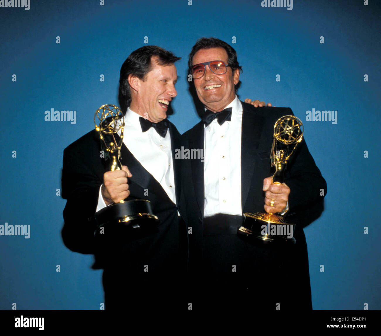 19. Juli 2014 - Oklahoma Native und US Army Veteran JAMES GARNER, ein legendärer Fernseh- und Filmstars, verstorben im Alter von 86 in seinem Haus in Los Angeles. Garner erhielt viele Auszeichnungen für seine Arbeit im Laufe der Jahre, einschließlich zwei Emmy Awards (15 Nominierungen), eine Oscar-Nominierung für "Romance", einen Screen Actors Guild Lifetime Achievement Award und drei Golden Globe Awards (12 Nominierungen). Ê He hinterließ seine Frau Lois und Tochter Greta. Im Bild - 20. September 1987 - Los Angeles, Kalifornien, USA - James Wood und James Garner mit Emmy Awards im Presseraum der PA Stockfoto