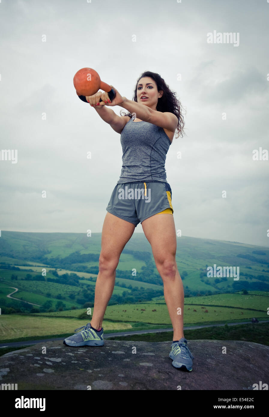 Frau Sport im Freien mit einer Kettlebell, UK Stockfoto