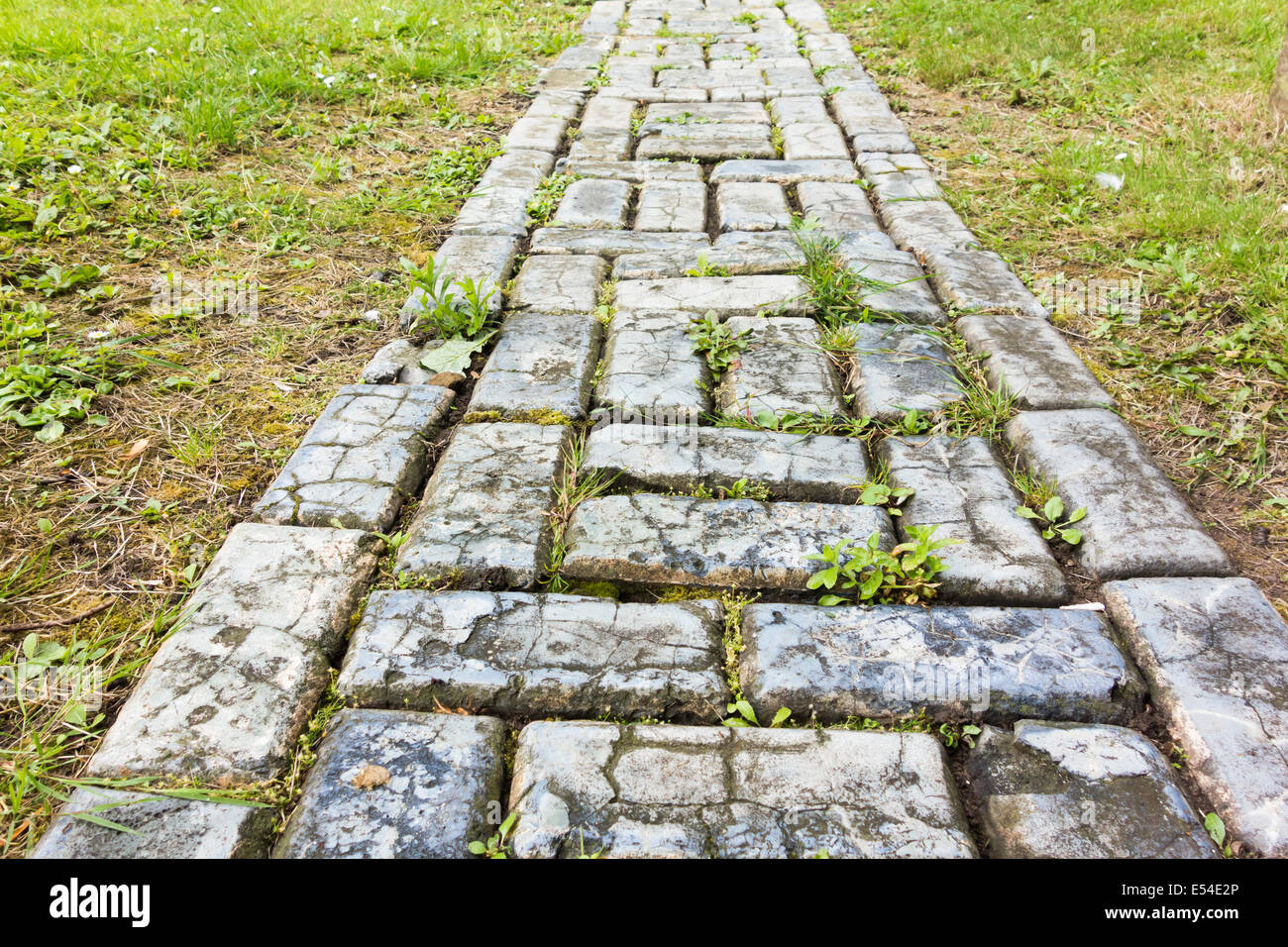 Ein Fußweg von Schlacke oder Schlacken gemacht blockiert ein sehr strapazierfähige Material aus einem Abfallprodukt im Entscheidungsprozess Eisen. Stockfoto