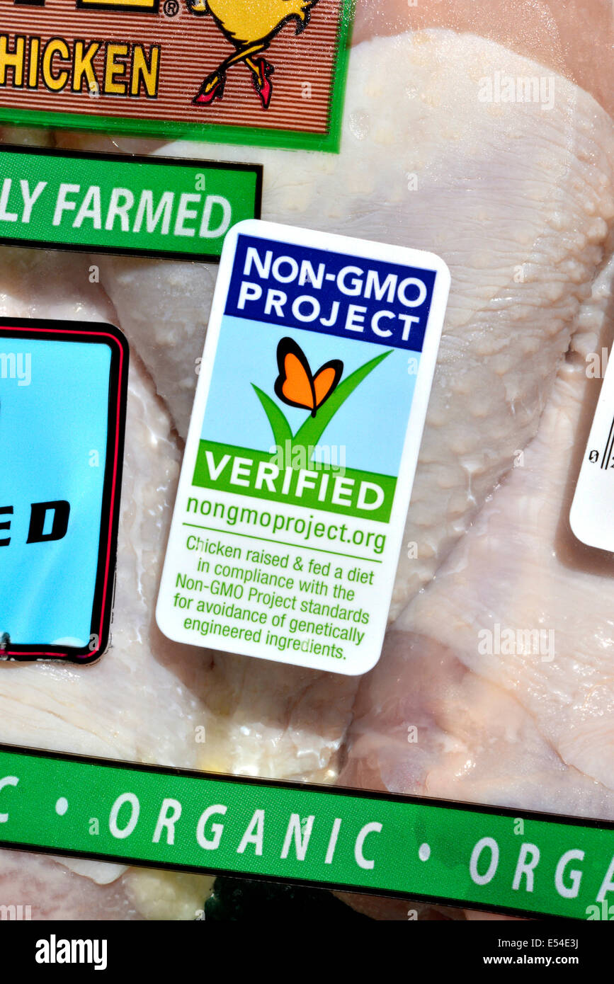 Rosie Free Range Chicken USDA Bio Drumsticks sind mit einem Etikett GVO verpackt, die GVO-Prüfung zeigt. Stockfoto