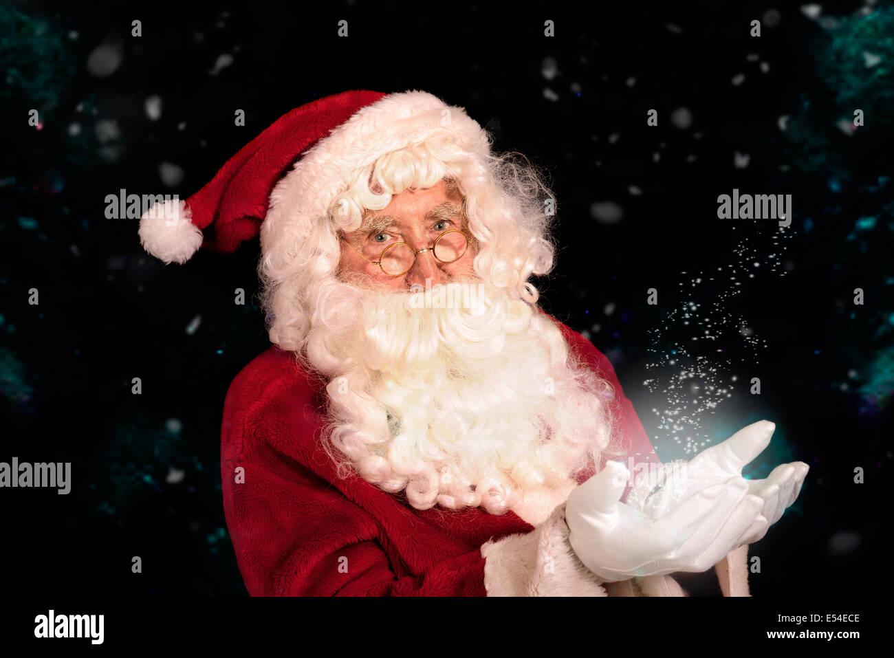 Santa Claus in zauberhafter Umgebung Stockfoto