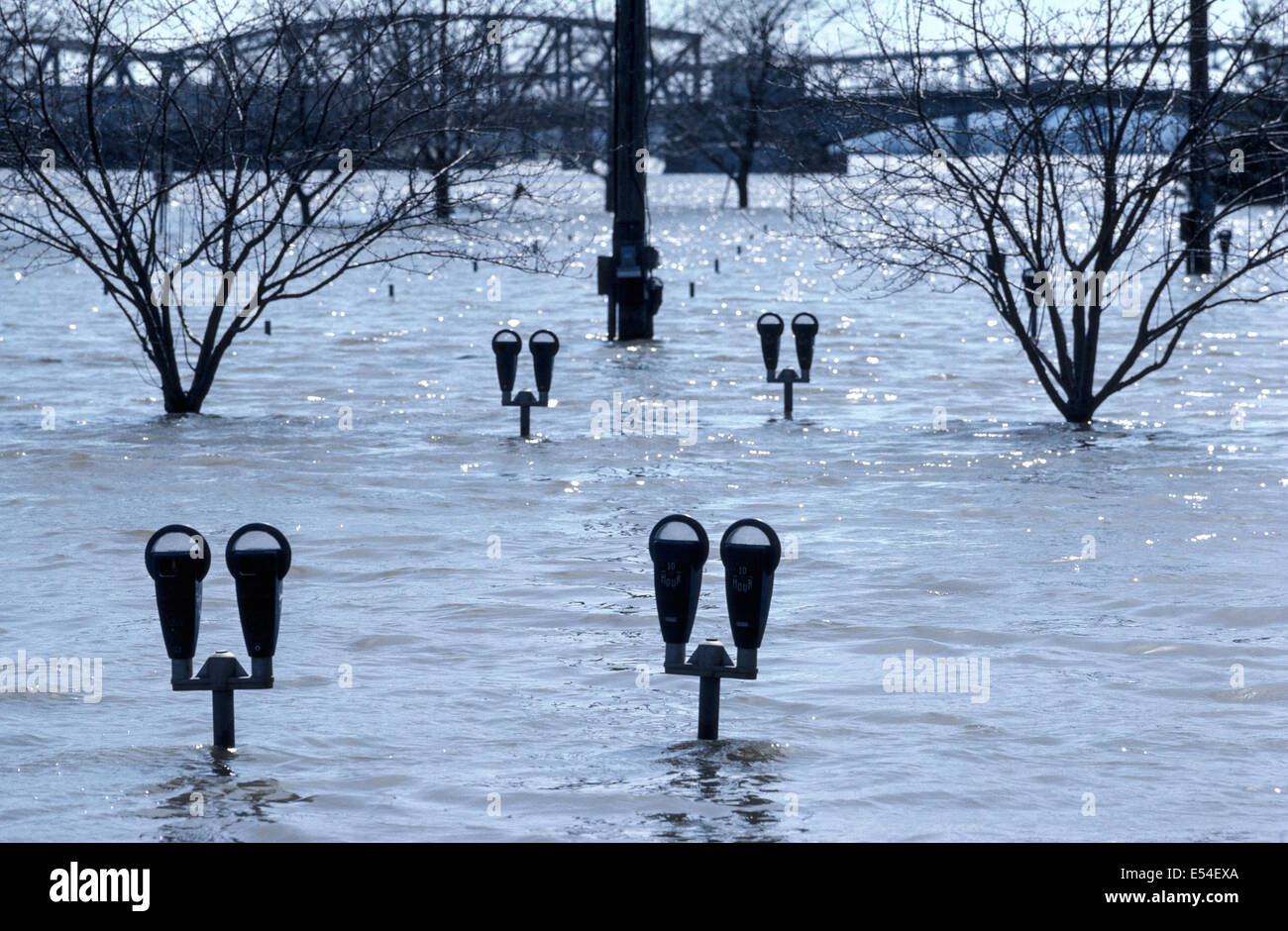 Nach heftigen im Jahr 1979 Regenfällen, den Illinois River in der Nähe Straßen überflutet und droht, Tauchen Parkuhren in der Innenstadt von Peoria, Illinois, USA. Stockfoto