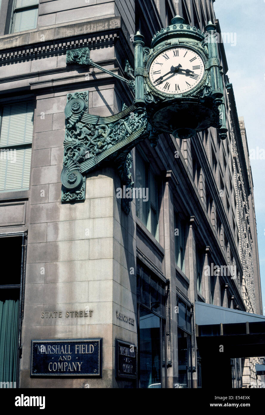 Diese Wahrzeichen Uhr auf Landes- und Washington Street markiert das berühmte Kaufhaus Marshall Field, jetzt ein Macy's, in der Innenstadt von Chicago, Illinois, USA. Stockfoto