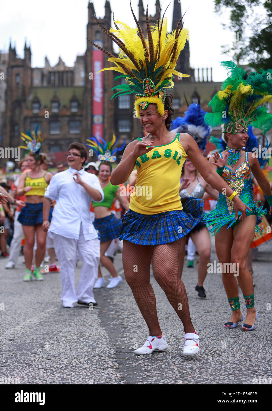 Edinburgh, Schottland. 20. Juli 2014. Festival Karneval 2014. Karneval-Performer von der Spitze des Hügels, das West End der Princes Street. Bildnachweis: Pako Mera/Alamy Live-Nachrichten Stockfoto