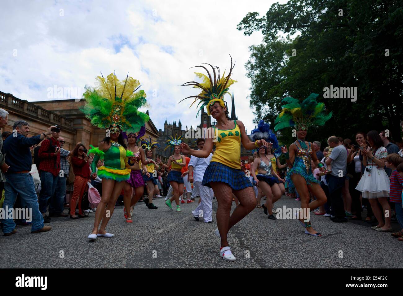 Edinburgh Festival Karneval 2014. Karneval-Performer von der Spitze des Hügels, das West End der Princes Street. Pako Mera 20.07.2014 Credit: Pako Mera/Alamy Live-Nachrichten Stockfoto