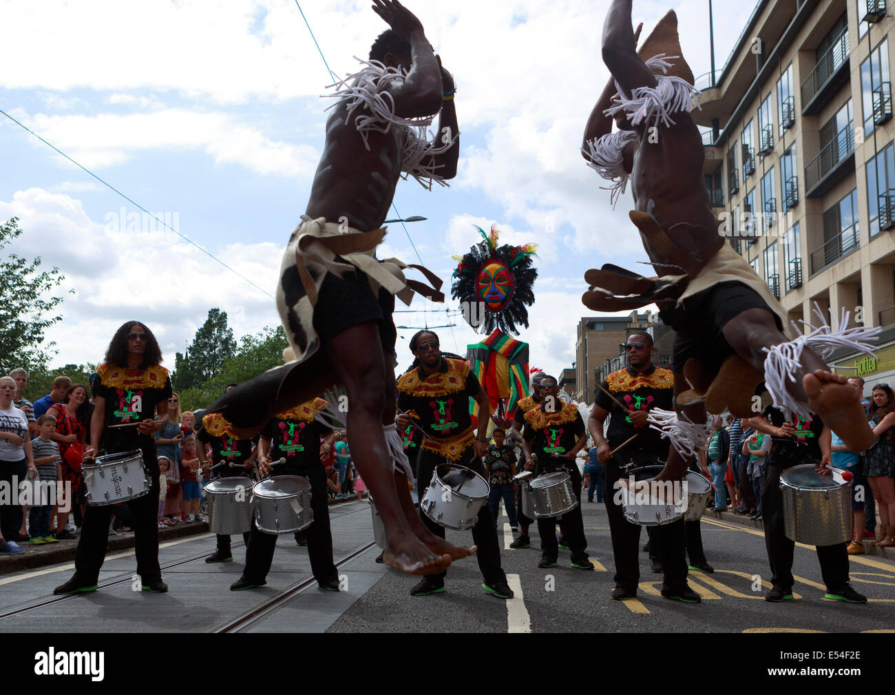 Edinburgh Festival Karneval 2014. Karneval-Performer von der Spitze des Hügels, das West End der Princes Street. Pako Mera 20.07.2014 Credit: Pako Mera/Alamy Live-Nachrichten Stockfoto