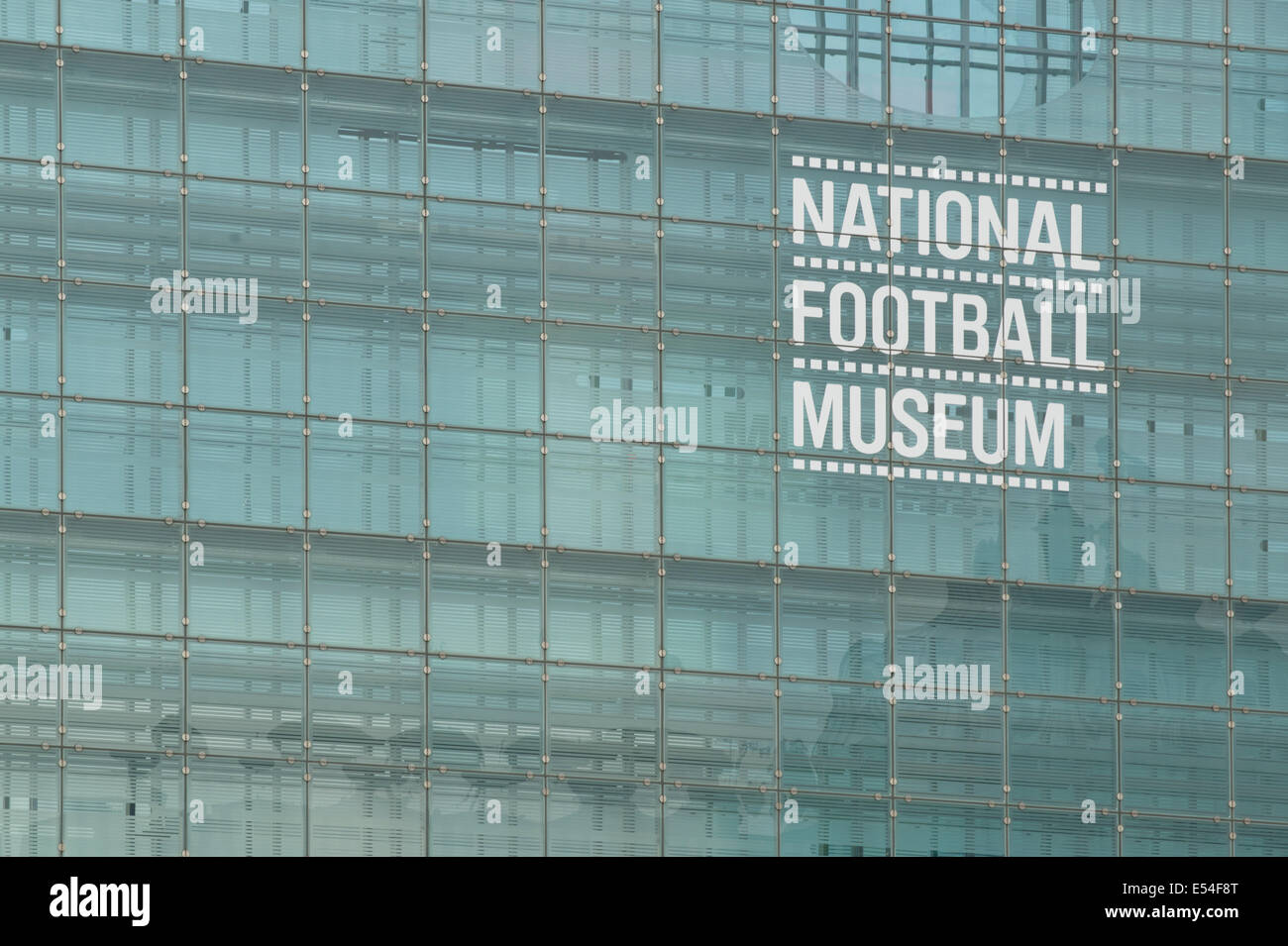 Das Logo der National Football Museum (Urbis) in Manchester gegen die Glas-Konstruktion des Gebäudes erschossen. Stockfoto