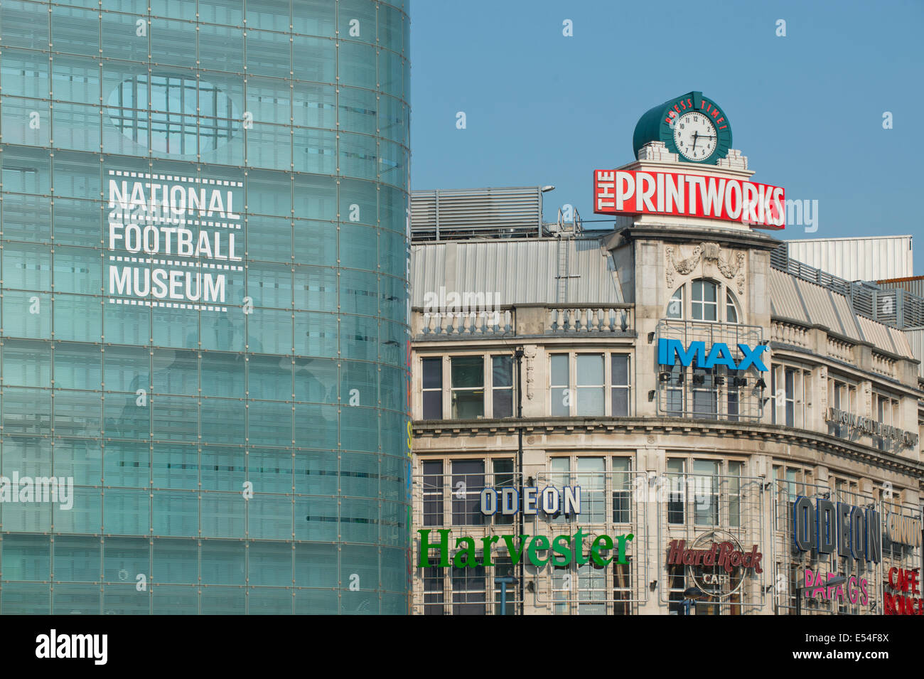 Das Logo der National Football Museum (Urbis) in Manchester auf einem klaren Himmel sonnigen Sommertag mit der Printworks hinter. Stockfoto