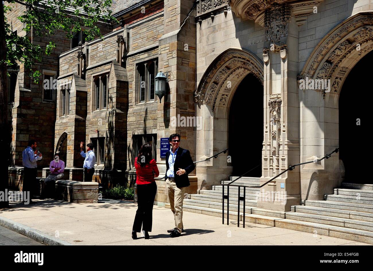 NEW HAVEN, CONNECTICUT: Menschen im Chat vor der Sterling Law School an der Yale University Stockfoto