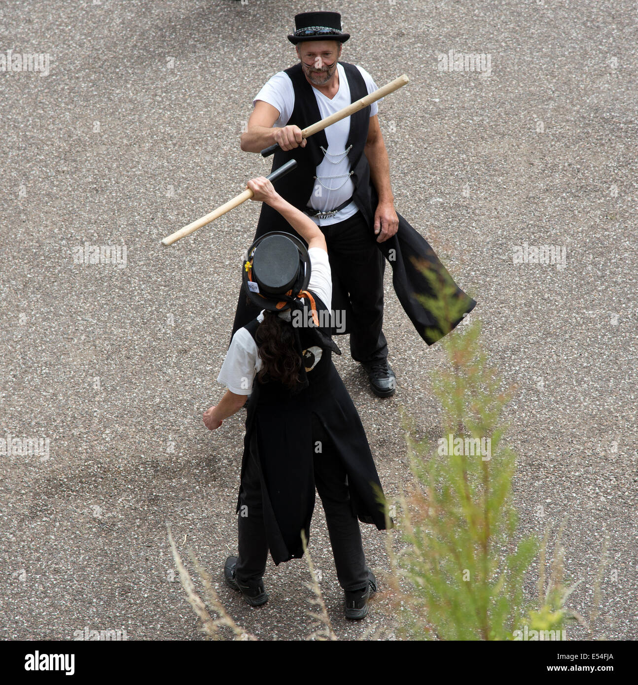 Morris Tänzer mit geschwärzten Gesichtern tanzen auf dem Pier in Ilfracombe Devon UK Stockfoto