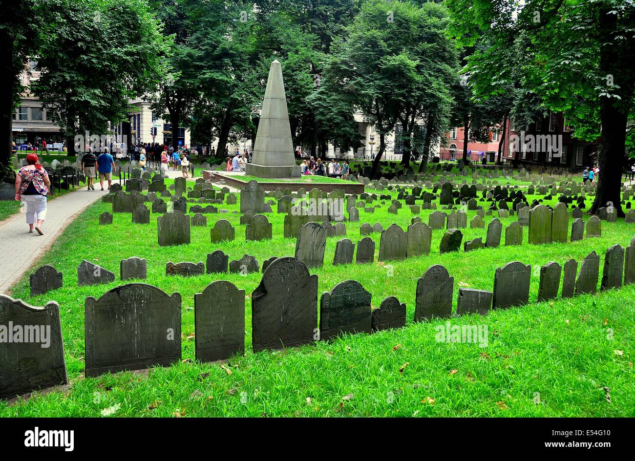 BOSTON, MASSACHUSETTS: Reihe auf Reihe von Grabsteinen aus dem 18. Jahrhundert auf dem historischen Grannary Burial Ground auf Tremont Street * Stockfoto