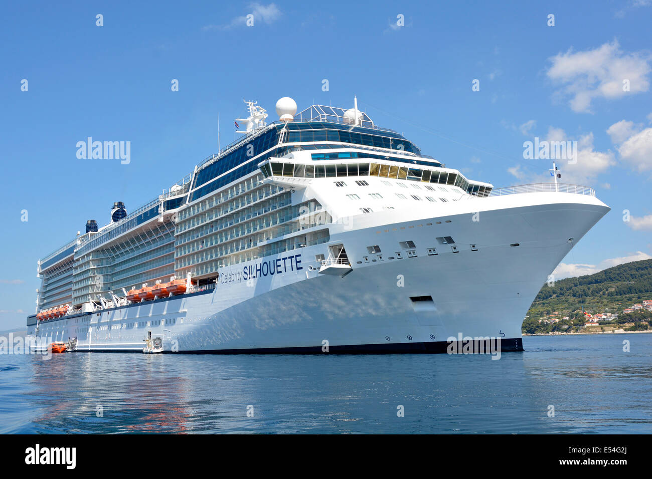 Celebrity Cruises Silhouette Kreuzfahrtschiff vor der Küste für den Besuch in Split Kroatien mit Rettungsboot Ausschreibungen für die Reise an die Küste Dalmatien Adria Stockfoto