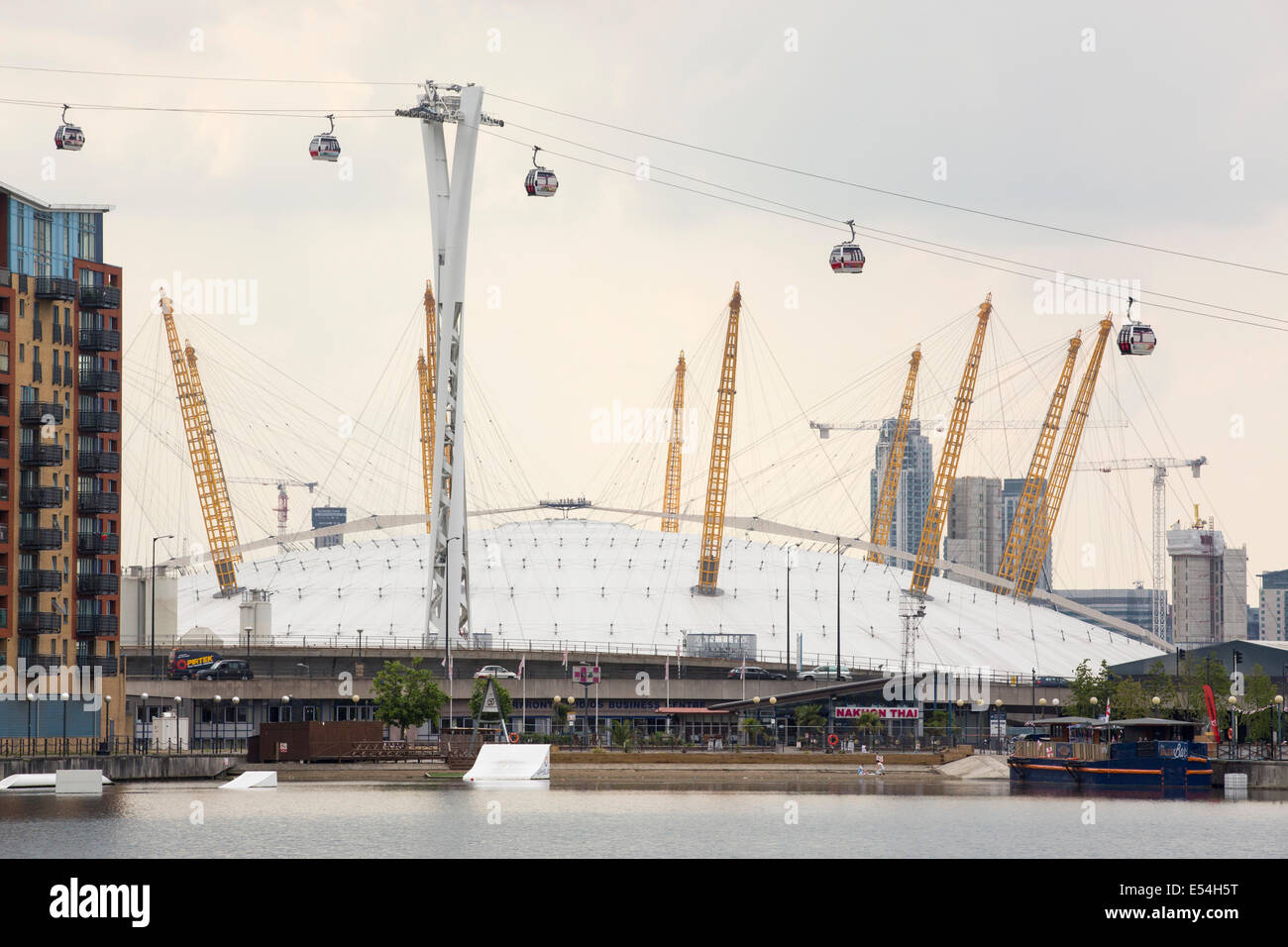 Die O2-Arena und der Emirates Air line Seilbahn auf den Royal Victoria Dock, London, UK. Stockfoto