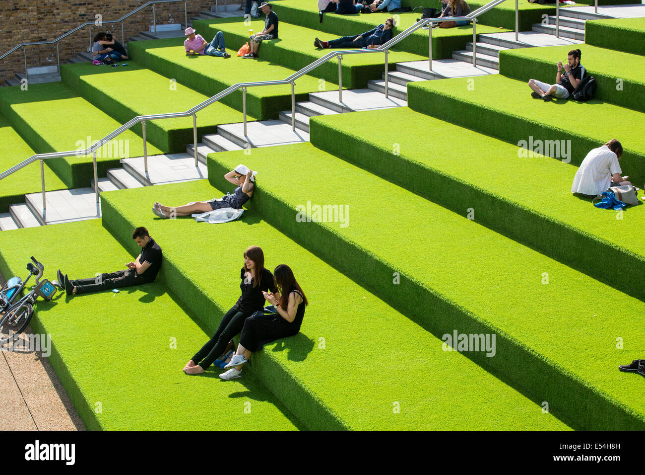 Öffentlichen Raum grüne Schritte hinter Kings Cross, London, UK. Stockfoto
