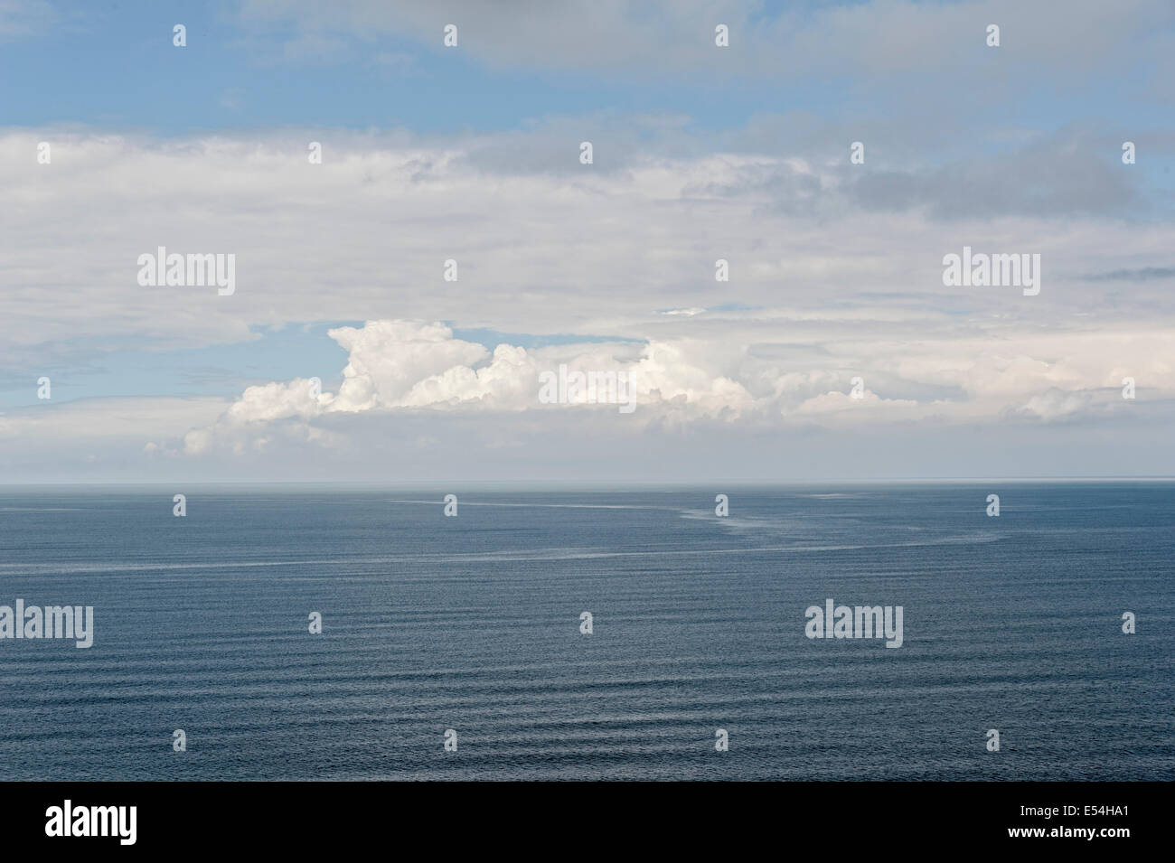 Irische See von Wales blaue Farbe gleich nach einem kurzen Regenschauer Stockfoto