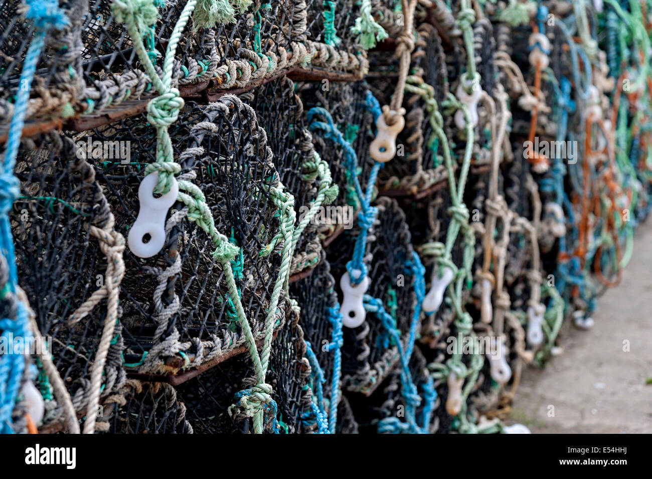 Fischernetze auf dem Keyside Hummer und Krabben fangen Aberdovey Hafen Stockfoto