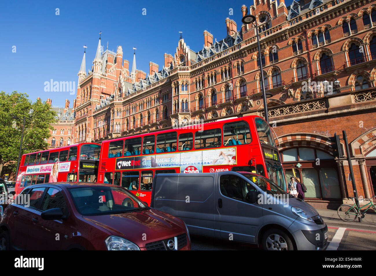 Ein Routemaster Bus vom Bahnhof St Pancras in London, Vereinigtes Königreich. Stockfoto