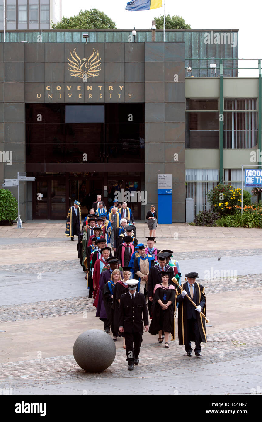 Prozession von Akademikern, Coventry University Graduation Day an der Coventry Cathedral, England, UK Stockfoto