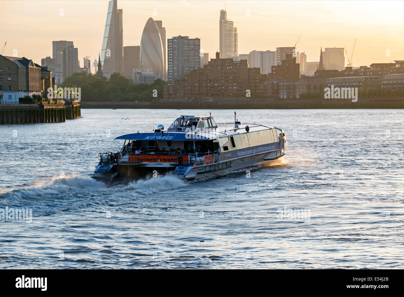 Thames Clipper River Bus mit der Londoner Skyline im Hintergrund, London, UK Stockfoto