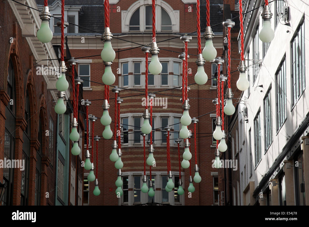 Eine dekorative Darstellung der großen Glühbirnen baumeln über dem Schnittpunkt der Ganton Street und Carnaby Street in Soho, London, England, Vereinigtes Königreich Stockfoto