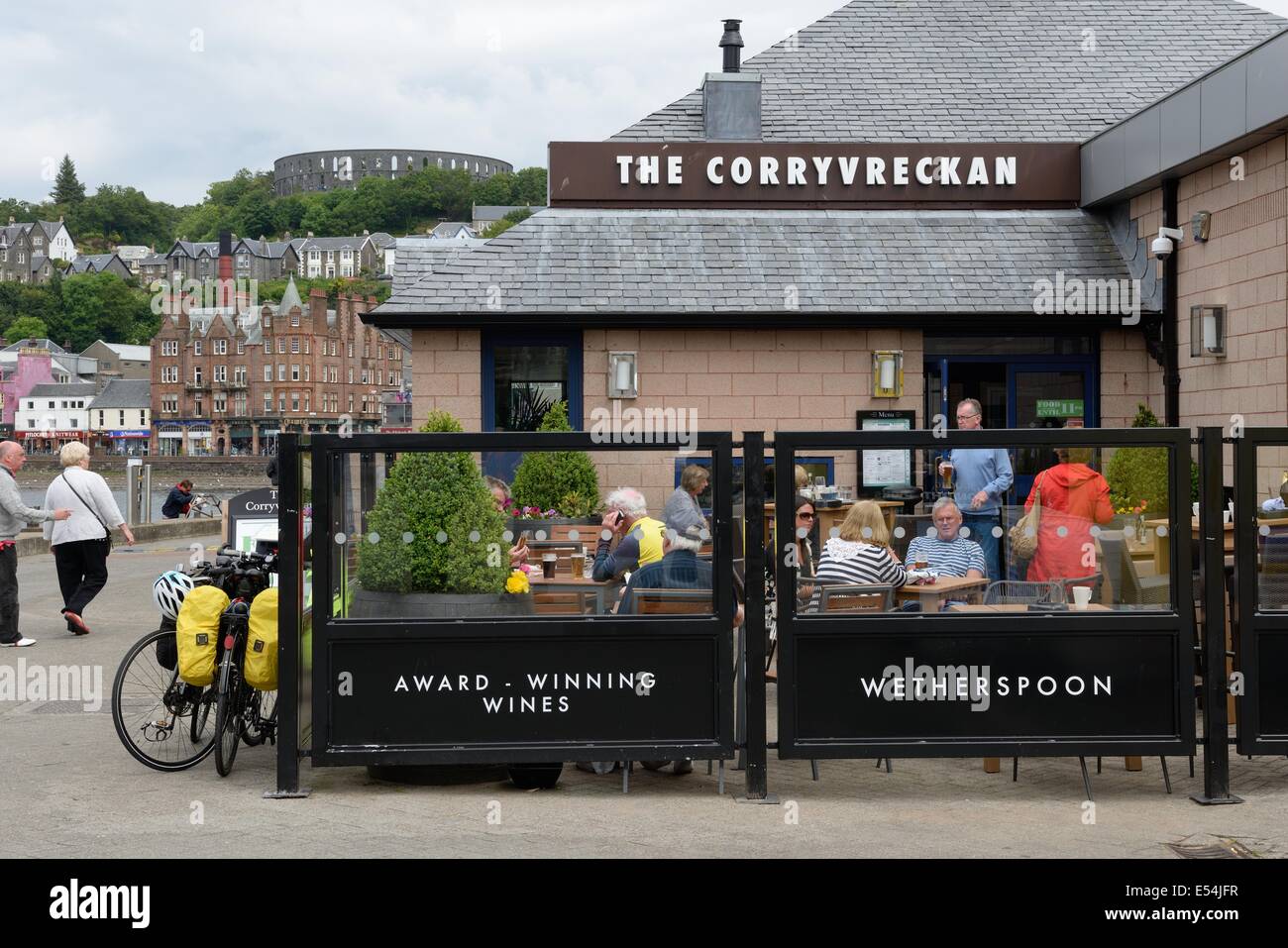 Menschen sitzen im Außenbereich der Corryvreckan Restaurant und Weinbar Bar. Die Bar befindet sich auf der Mole in Oban, Schottland Stockfoto