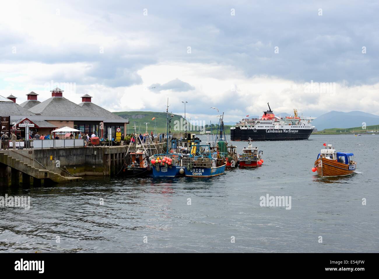 Ein Blick auf Oban in Schottlands beschäftigt Pier mit der Calmac-Fähre verlassen im Hintergrund. Stockfoto