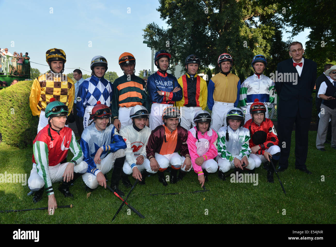 Bratislava, Slowakische Republik, 20. Juli 2014: ein Gruppenfoto der Jockeys im slowakischen Derby 2014 teilnehmen. 22 Jubiläum eines der größten Pferderennen in Mitteleuropa, wurde in Bratislava, Slowakei Slowakische Derby statt. Pferde und Jockeys konkurrierten in neun verschiedenen Rassen, die wichtigste von denen der slowakischen Derby selbst mit 60000 Euro Preis war. Bildnachweis: Dmitry Argunow/Alamy Live-Nachrichten Stockfoto