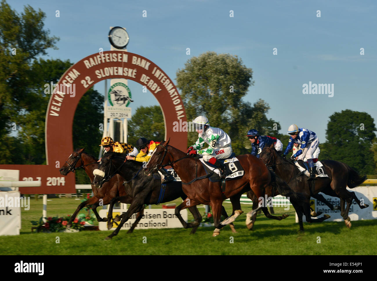 Bratislava, Slowakische Republik, 20. Juli 2014: Love Me (CZE, jockey Jan Verner, Nr. 8) gewinnt das slowakische Derby 2014 in einem engen Wettbewerb mit Sieg Tiger (GER, jockey Eugen Frank, Nr. 9, links) und Lac Leman (GER, jockey Stephen Hellyn, Nr. 11, zweiter von links). 22 Jubiläum eines der größten Pferderennen in Mitteleuropa, wurde in Bratislava, Slowakei Slowakische Derby statt. Pferde und Jockeys konkurrierten in neun verschiedenen Rassen, die wichtigste von denen der slowakischen Derby selbst mit 60000 Euro Preis war. Bildnachweis: Dmitry Argunow/Alamy Live-Nachrichten Stockfoto