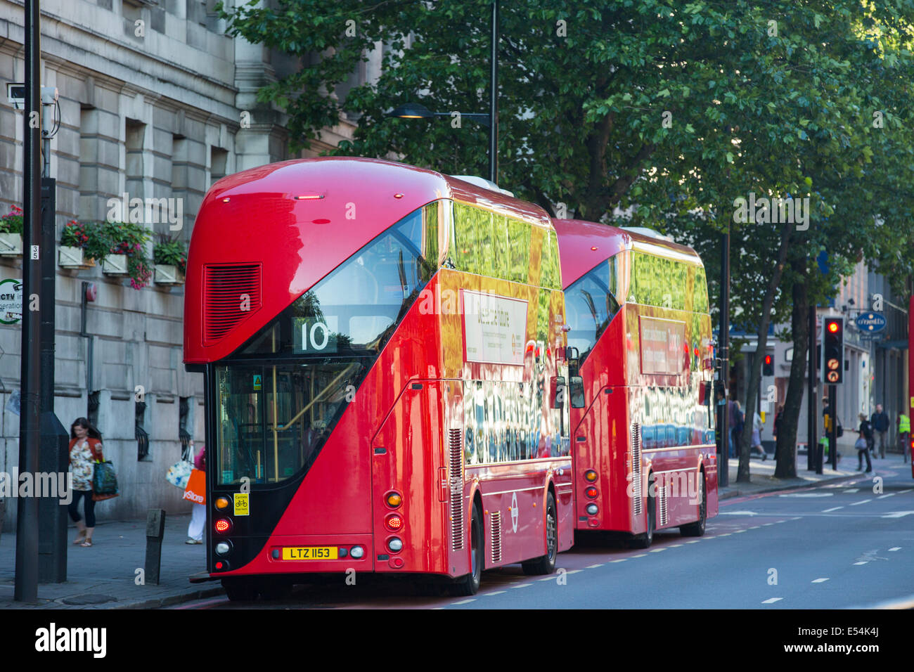 Ein ultra modernen Hybrid Routemaster Bus vom Bahnhof St Pancras in London, Vereinigtes Königreich. Stockfoto