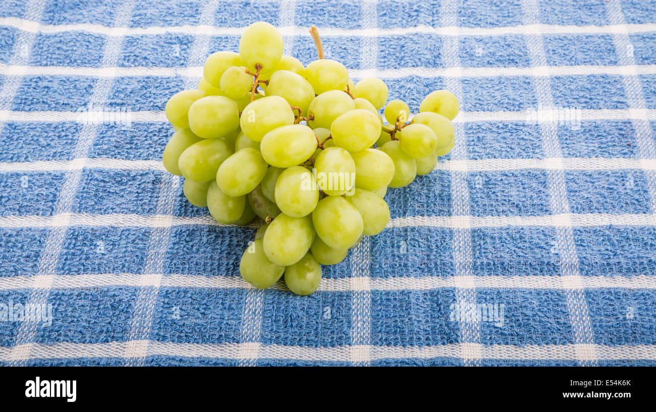 Grün, kernlose Weintrauben auf ein blaues Handtuch Stockfoto