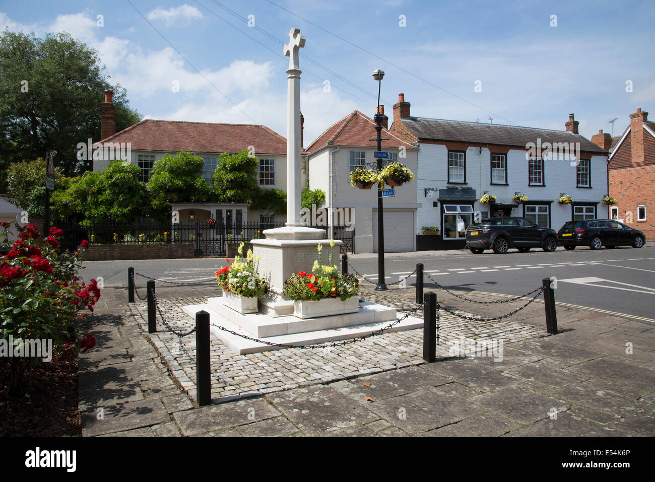 Kriegerdenkmal und Gehäuse in der Thameside Bray in Berkshire England UK Stockfoto