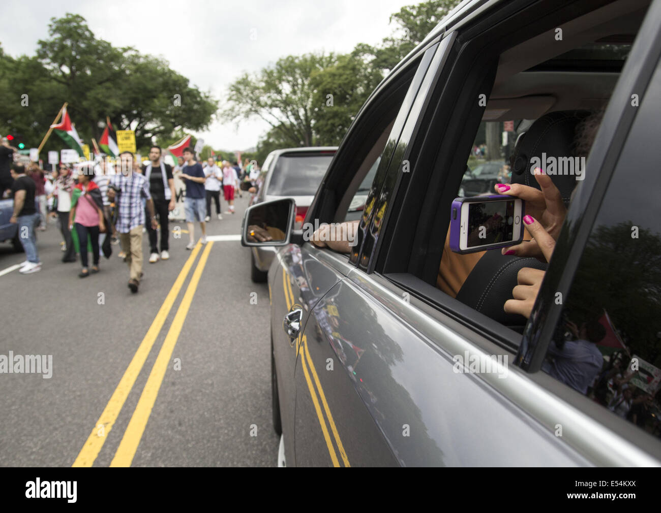 Washington, District Of Columbia, USA. 20. Juli 2014. Menschen machen Sie Fotos von Demonstranten zu Fuß hinauf Verfassung Avenue in Washington, District Of Columbia. Bildnachweis: Reynaldo Leal/ZUMA Wire/ZUMAPRESS.com/Alamy Live-Nachrichten Stockfoto