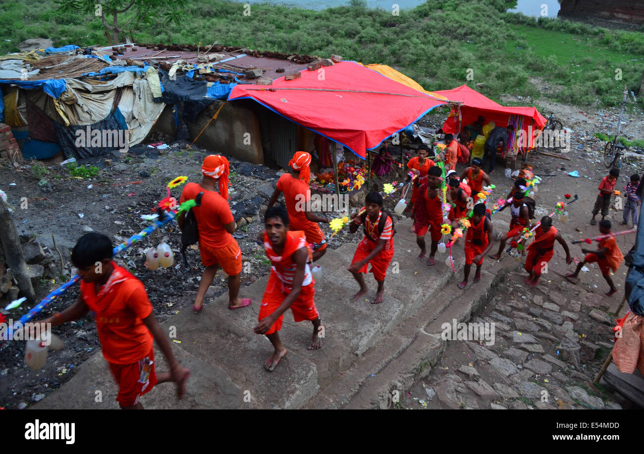 Allahabad, Indien. 20. Juli 2014. Die indisch-hinduistischen Anhänger oder "Kanwariyas" für ihre Kanwar Yatra in Allahabad zu bewegen. Die Yatra findet während des Heiligen Monats von Shravan (Saawan) von Juli bis August, nach dem hinduistischen Kalender. Bildnachweis: Ritesh Shukla/Pacific Press/Alamy Live-Nachrichten Stockfoto