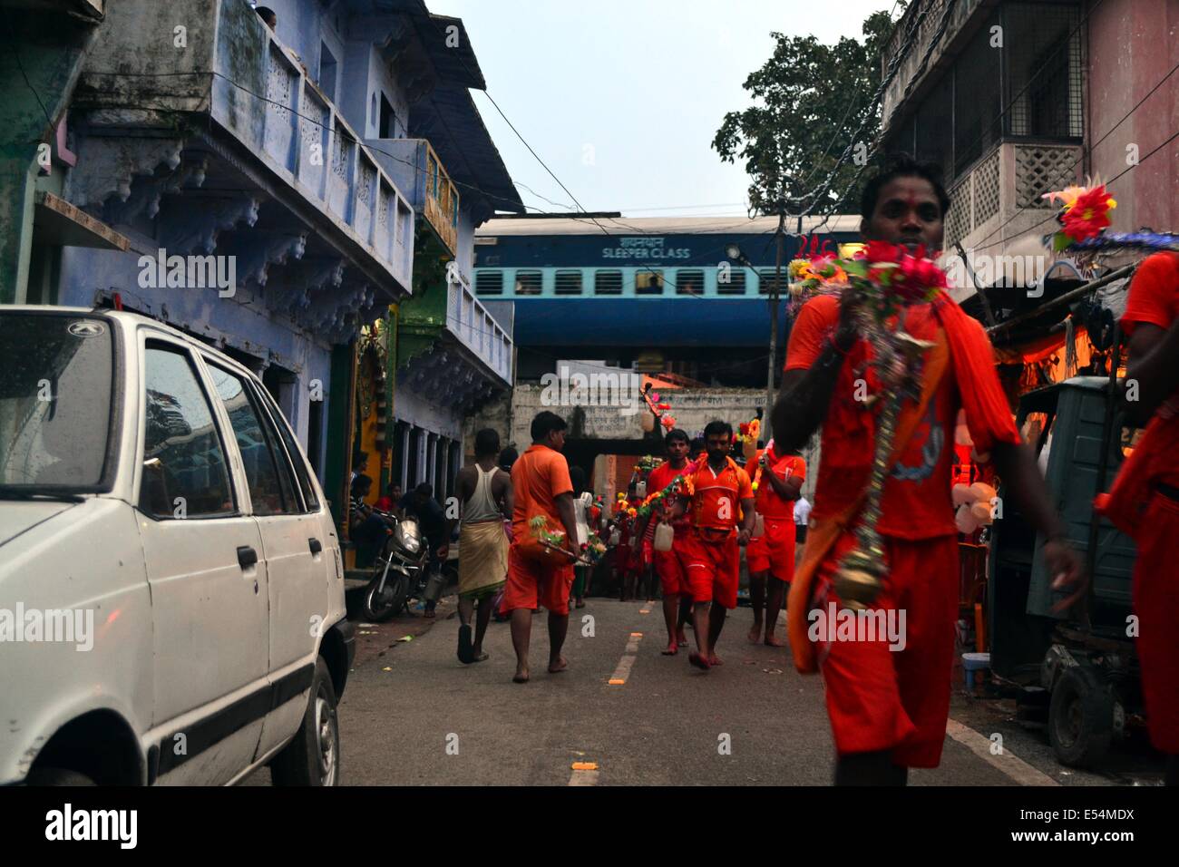 Allahabad, Indien. 20. Juli 2014. Die indisch-hinduistischen Anhänger oder "Kanwariyas" für ihre Kanwar Yatra in Allahabad zu bewegen. Die Yatra findet während des Heiligen Monats von Shravan (Saawan) von Juli bis August, nach dem hinduistischen Kalender. Bildnachweis: Ritesh Shukla/Pacific Press/Alamy Live-Nachrichten Stockfoto