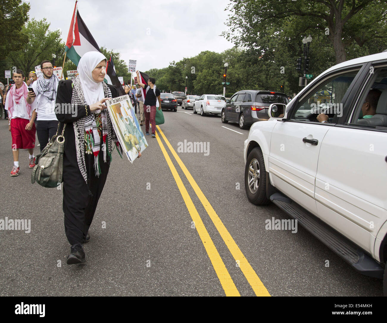 Washington, District Of Columbia, USA. 20. Juli 2014. Eine Frau hält ein Schild, wie geht sie nach unten Verfassung Avenue in Washington, District Of Columbia. Bildnachweis: Reynaldo Leal/ZUMA Wire/ZUMAPRESS.com/Alamy Live-Nachrichten Stockfoto