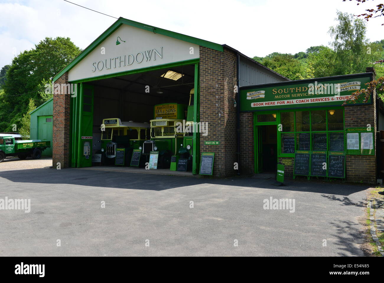 Bus-Garage in Amberley museum Stockfoto